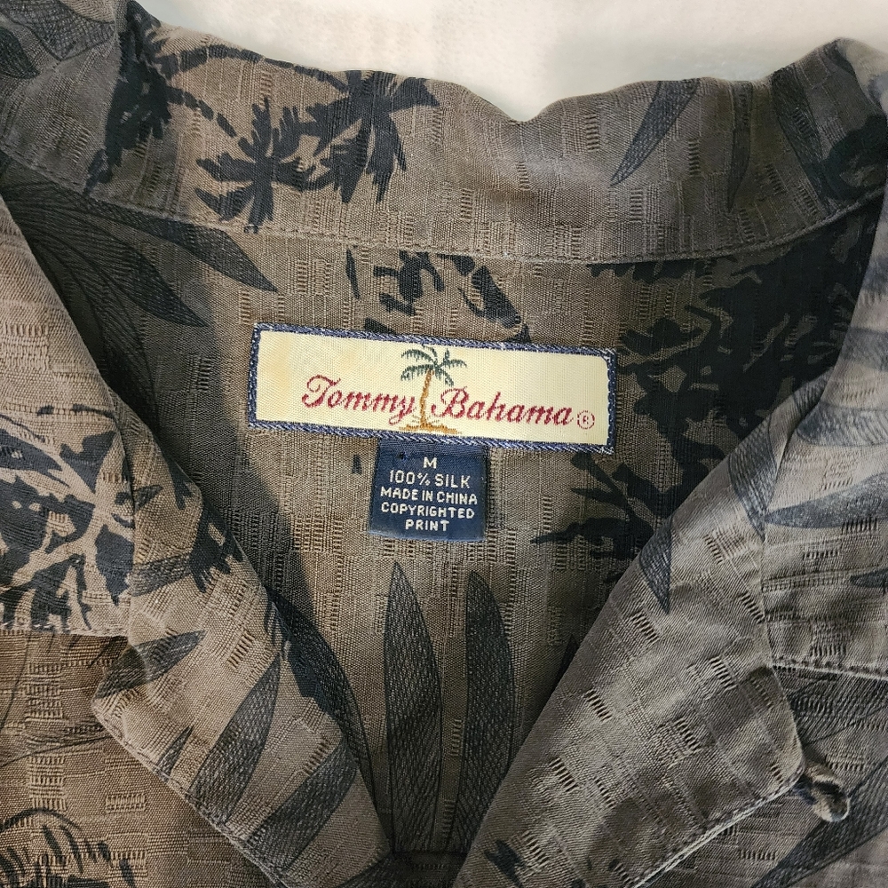 Tommy Bahama 100% Silk Button Down Short Sleeve Shirt Mens Size Medium Tropical - Picture 2 of 6